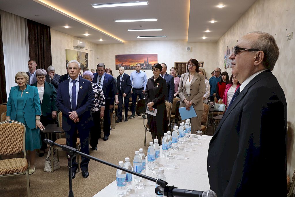 участники конференции во время исполнения гимна ВОС