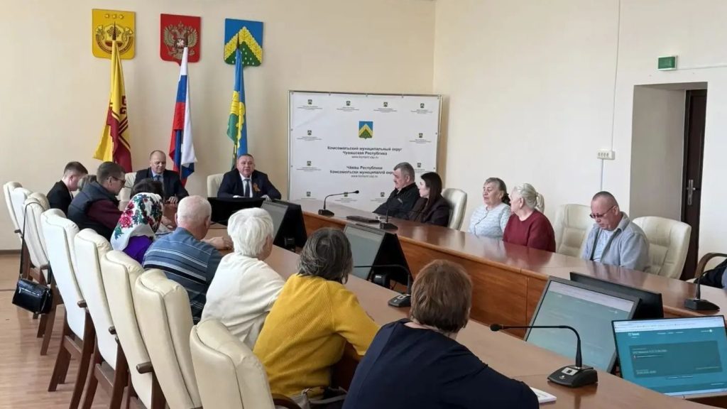 Участники мероприятия за большим круглым столом