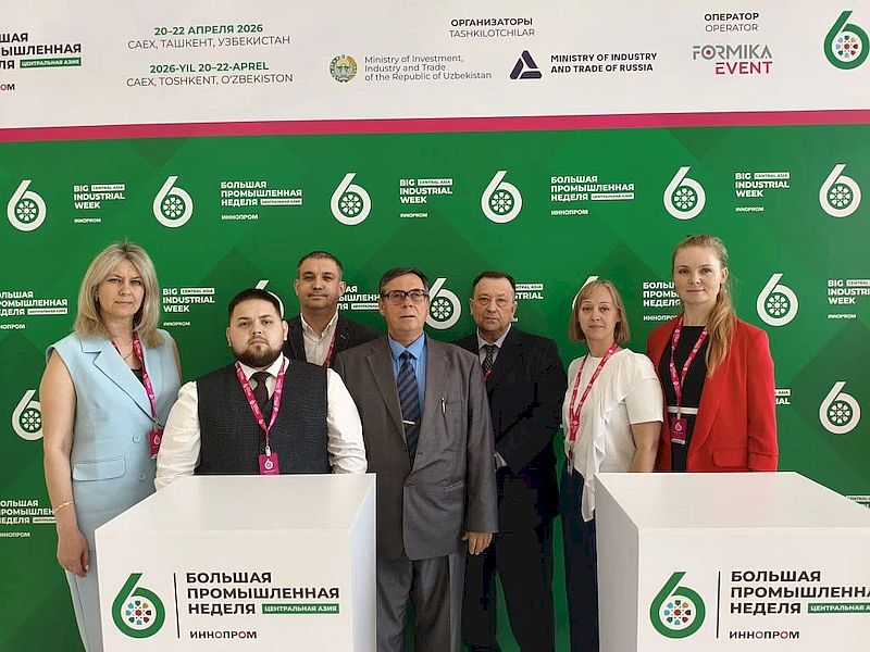 представители предприятий ВОС около баннера выставки