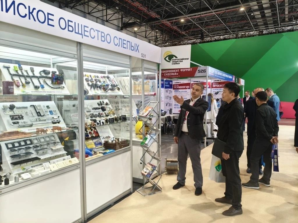посетители выставки осматривают стенд Всероссийского общества слепых