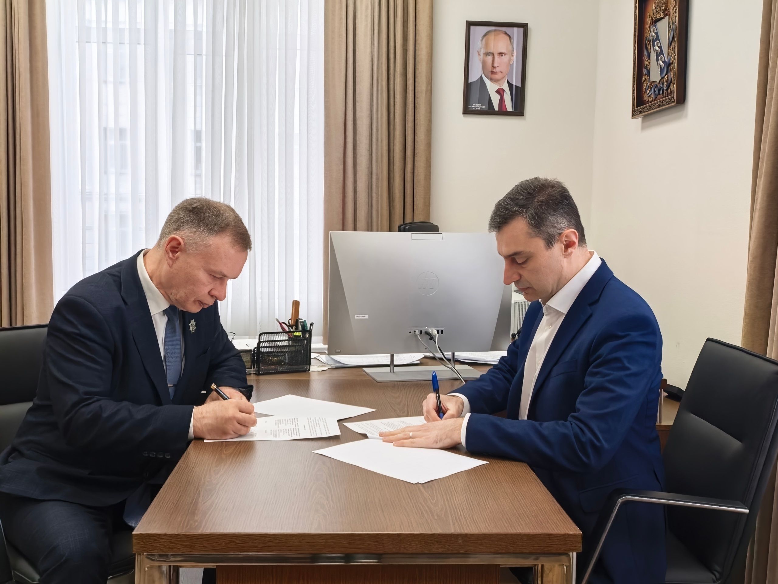 Р. Тихонов и Л. Осипов подписывают соглашение о сотрудничестве