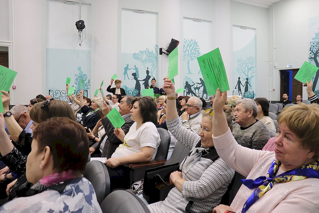 голосование. Делегаты с мандатами в поднятых руках