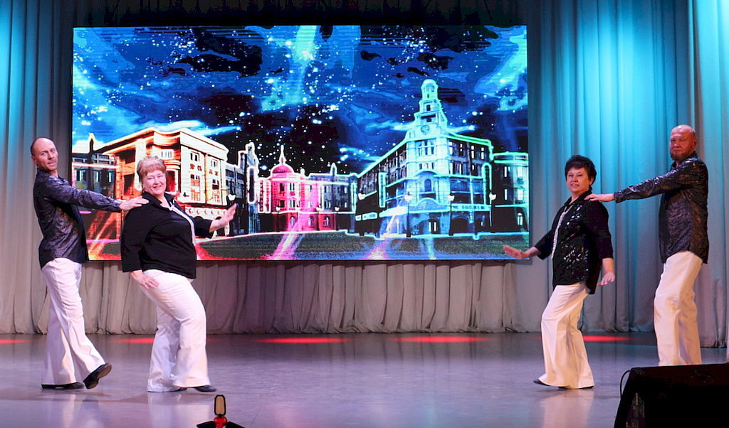 на сцене коллектив из четырёх человек 