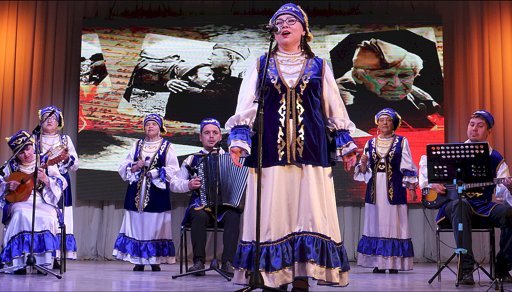 на сцене ансамбль 