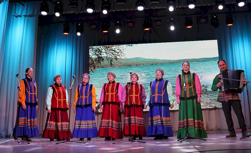 на сцене ансамбль 