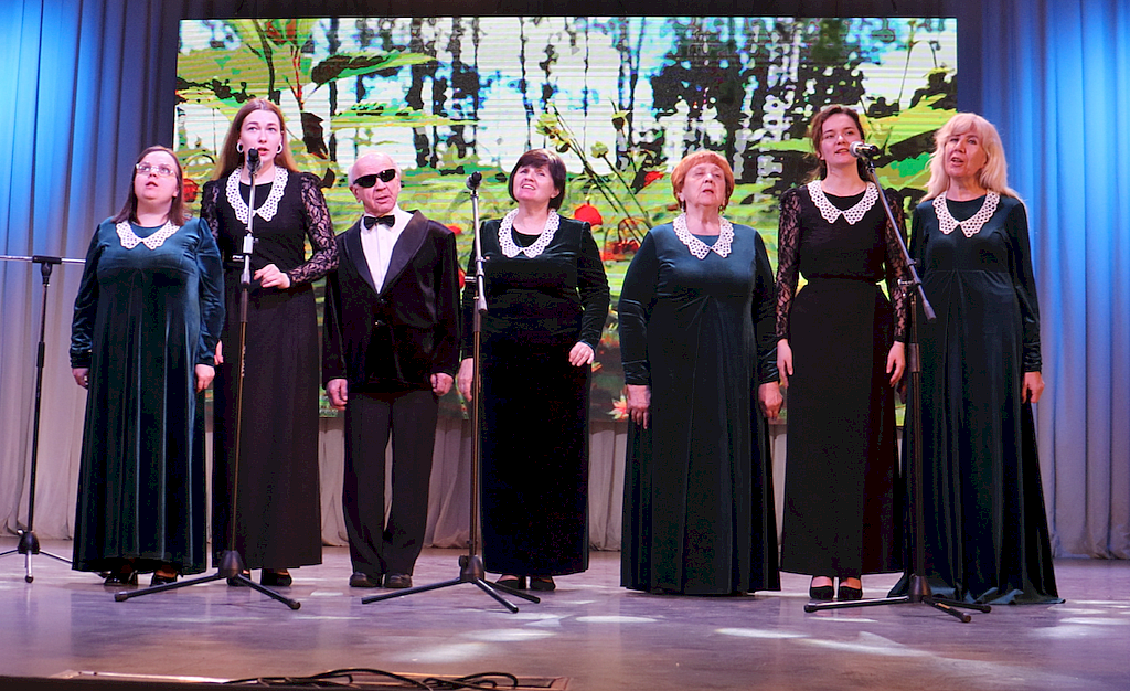 на сцене ансамбль 