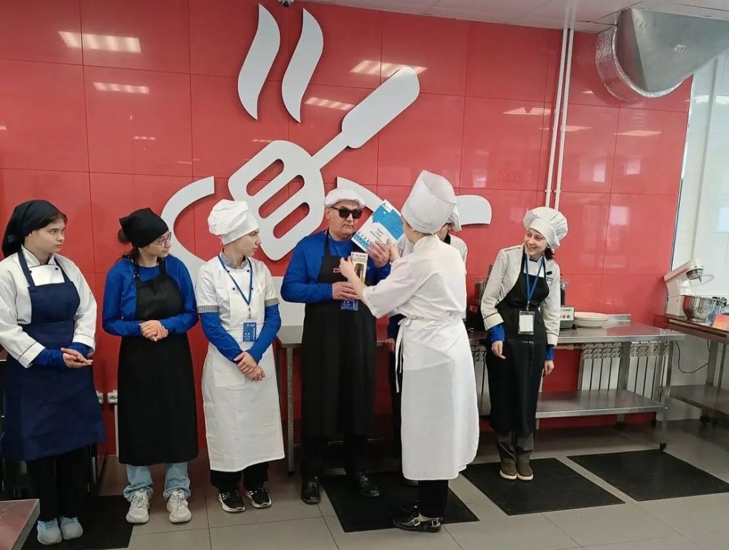 Победителю-повару вручают диплом