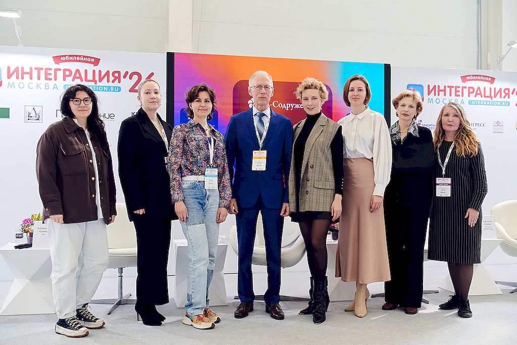 общее фото спикеров круглого стола по тифлокомментированию