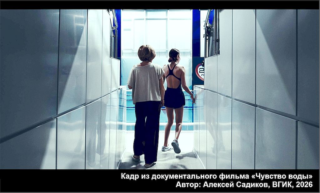 Варя с мамой заходят в плавательную зону бассейна