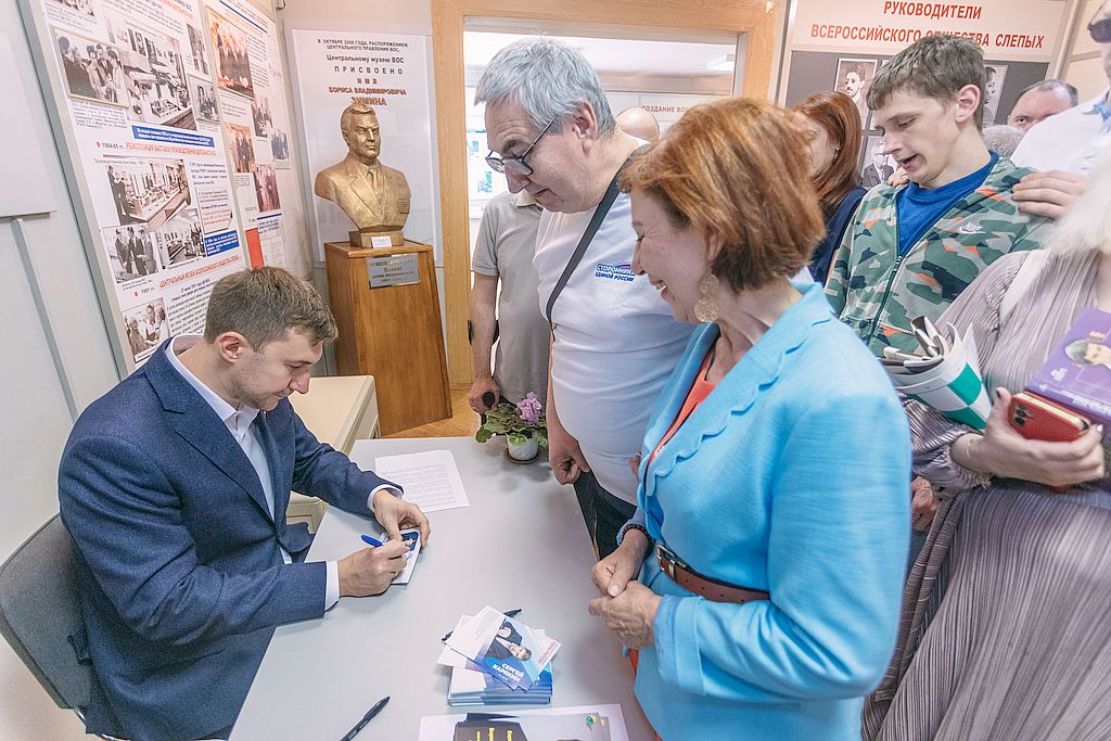 автограф-сессия. Сергей Карякин подписывает буклеты