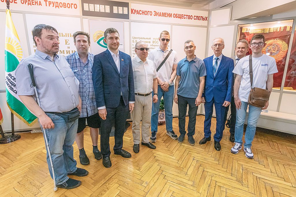 общее фото почётных гостей в музее ВОС имени Бориса Зимина