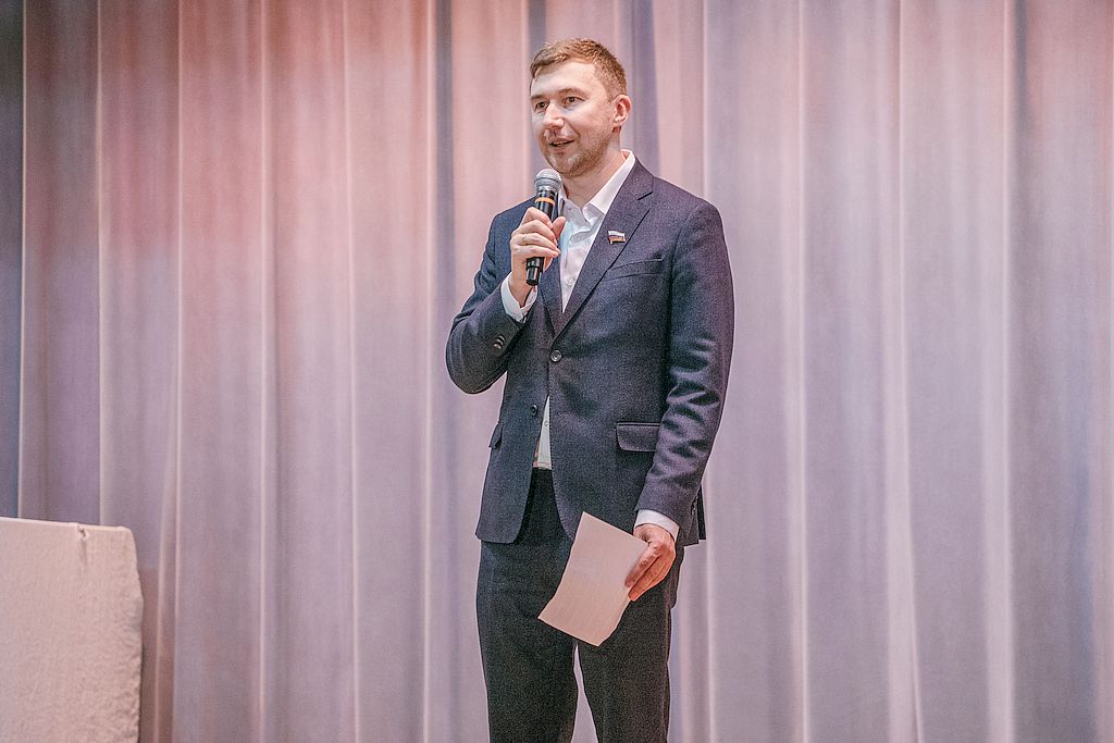 всех приветствует Сергей Карякин