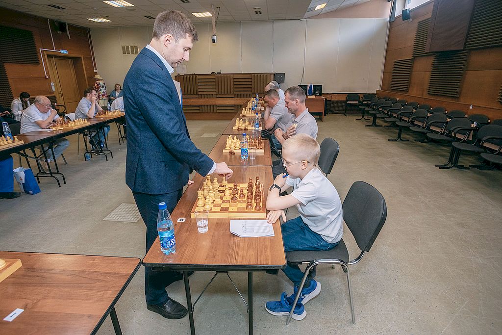 сеанс одновременной игры. Сергей Карякин делает ход