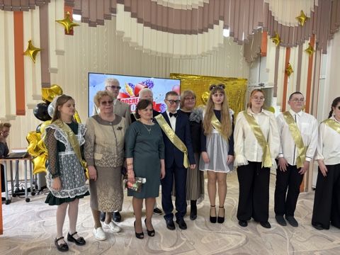 В школах Красноярска для детей с нарушением зрения прозвенел последний звонок