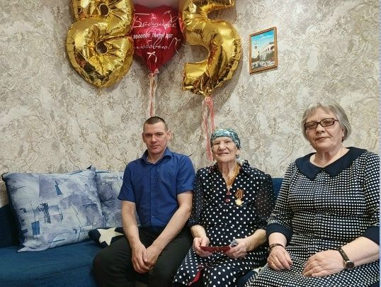 Члены ВОС в гостях у бабушки с медалью на груди