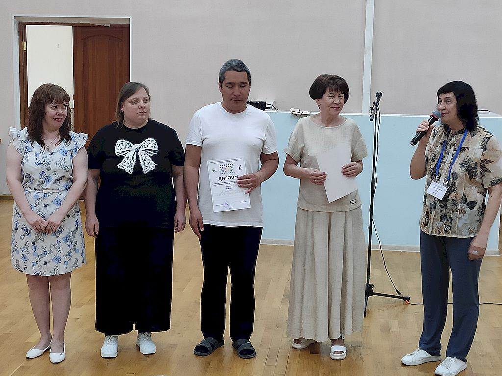 жюри награждает одну из команд