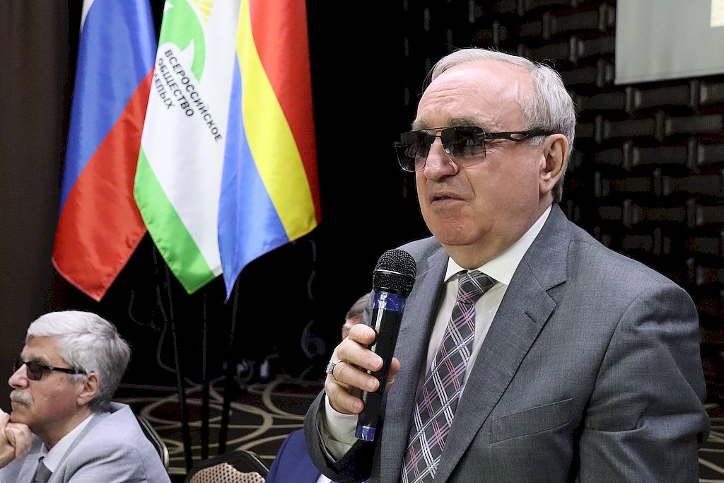 президент ВОС Владимир Сипкин с микрофонам