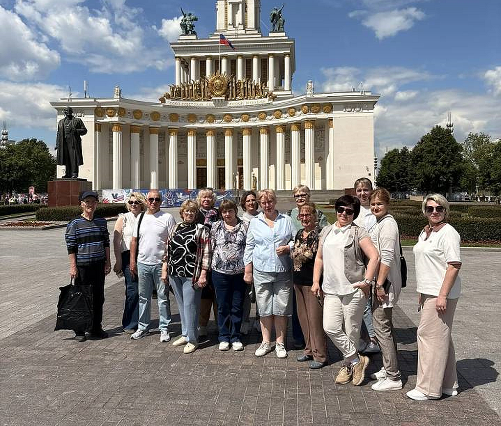 экскурсанты на ВДНХа
