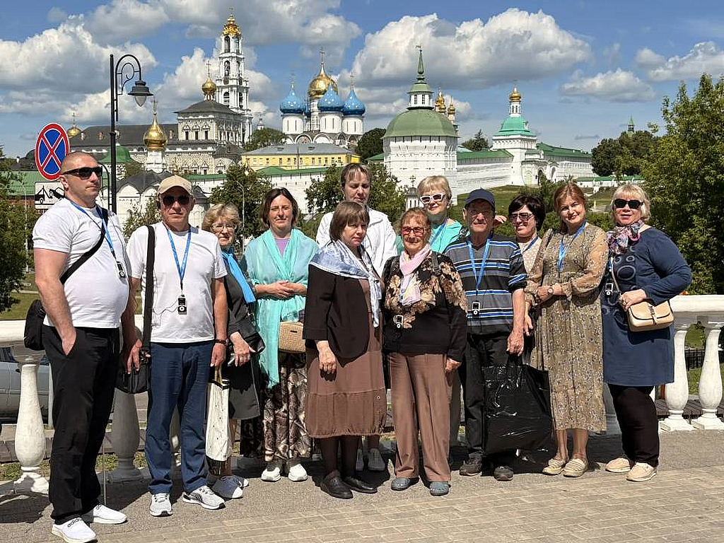 экскурсанты на фоне Троице-Сергиевой Лавры
