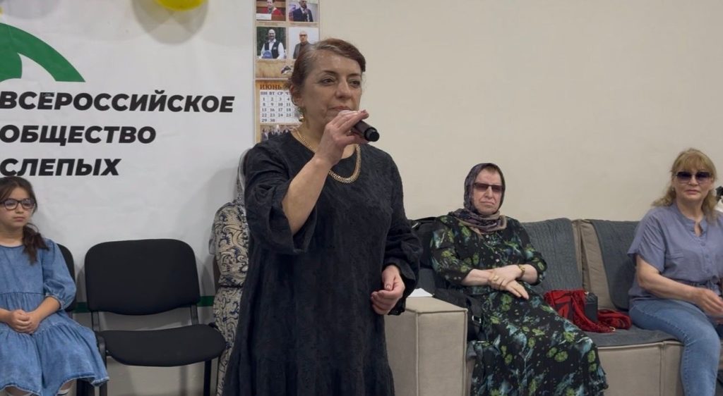 Участница конкурса читает стихи Пушкина