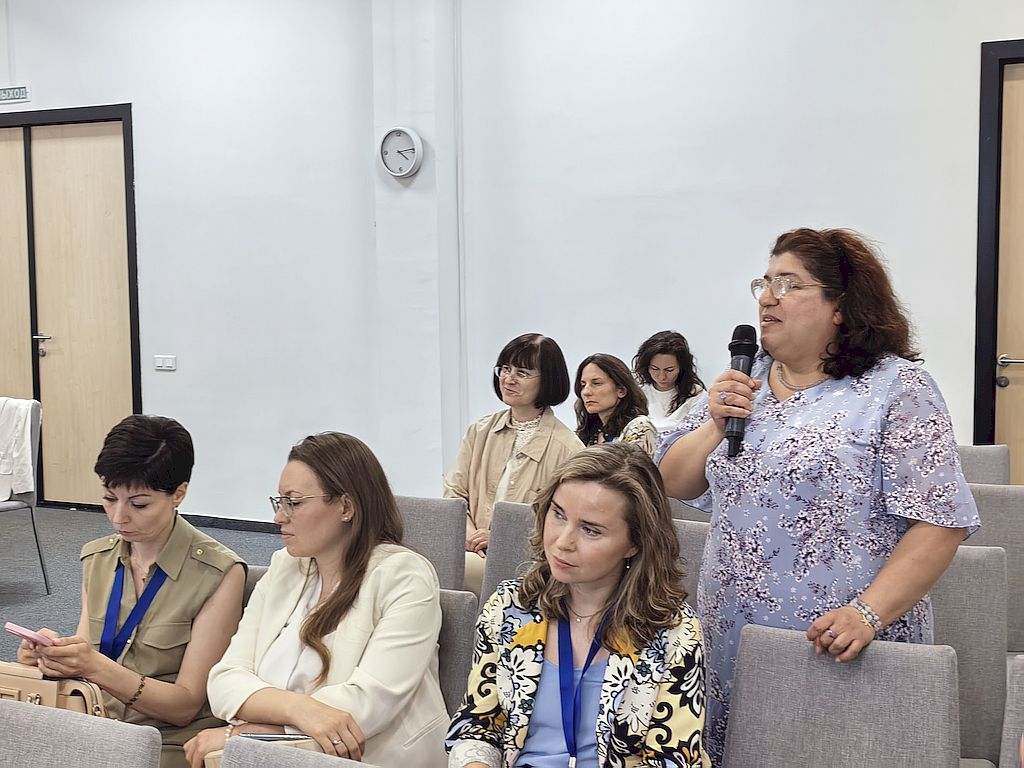 Мтвариса Абрамовна с микрофоном