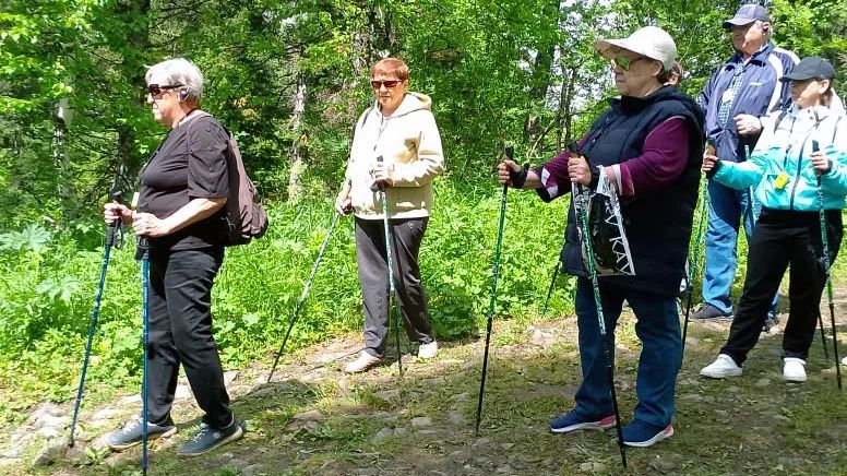 В Челябинской области незрячие туристы совершили поход на Чёрную скалу