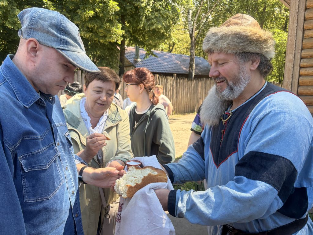 Гостей встречают хлебом-солью