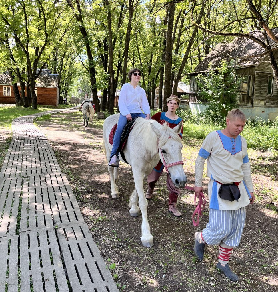 Прогулка верхом на лошади
