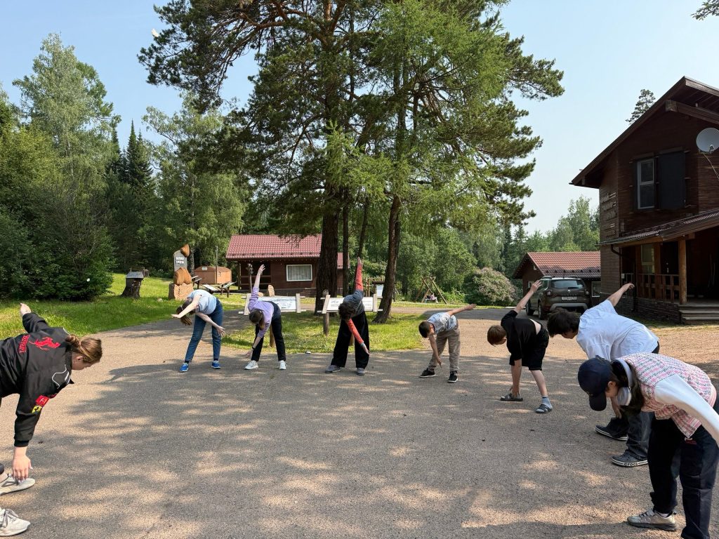 Туристы делают зарядку
