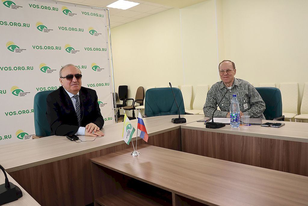 президент ВОС Владимир Сипкин и начальник Управления по работе с региональными организациями ДСР АУ ВОС Валерий Матвеев в конференц-зале Аппарата управления ВОС