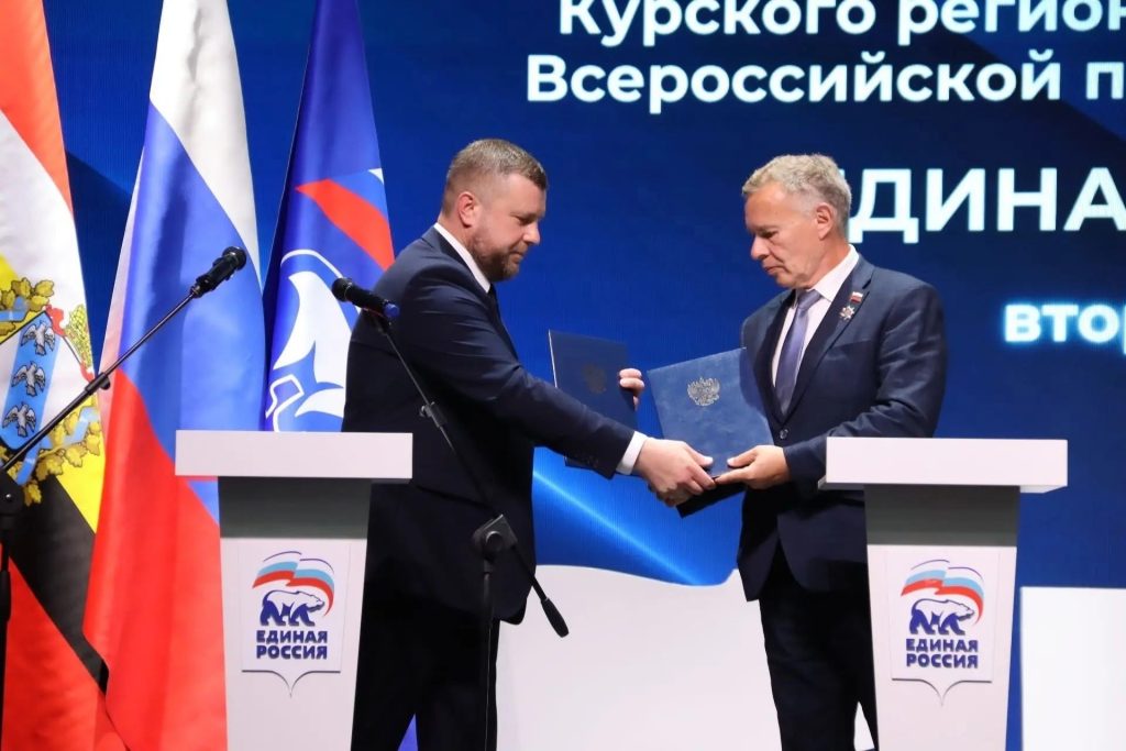 Лобов и Тихонов обмениваются папками