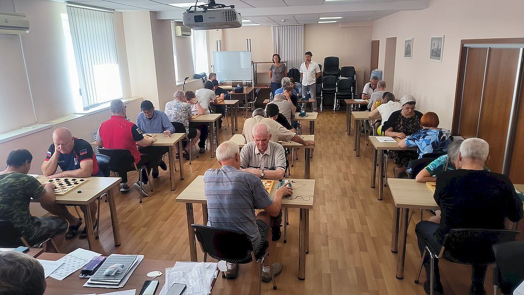 игроки за столами