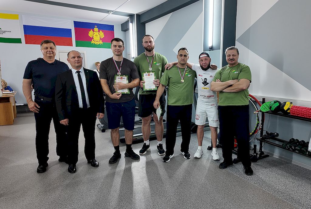Спортсмены с дипломами и медалями