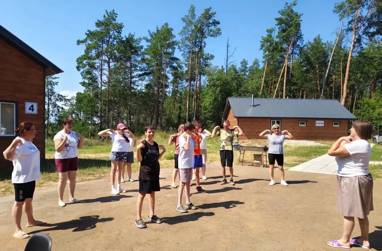 Участники проекта делают зарядку