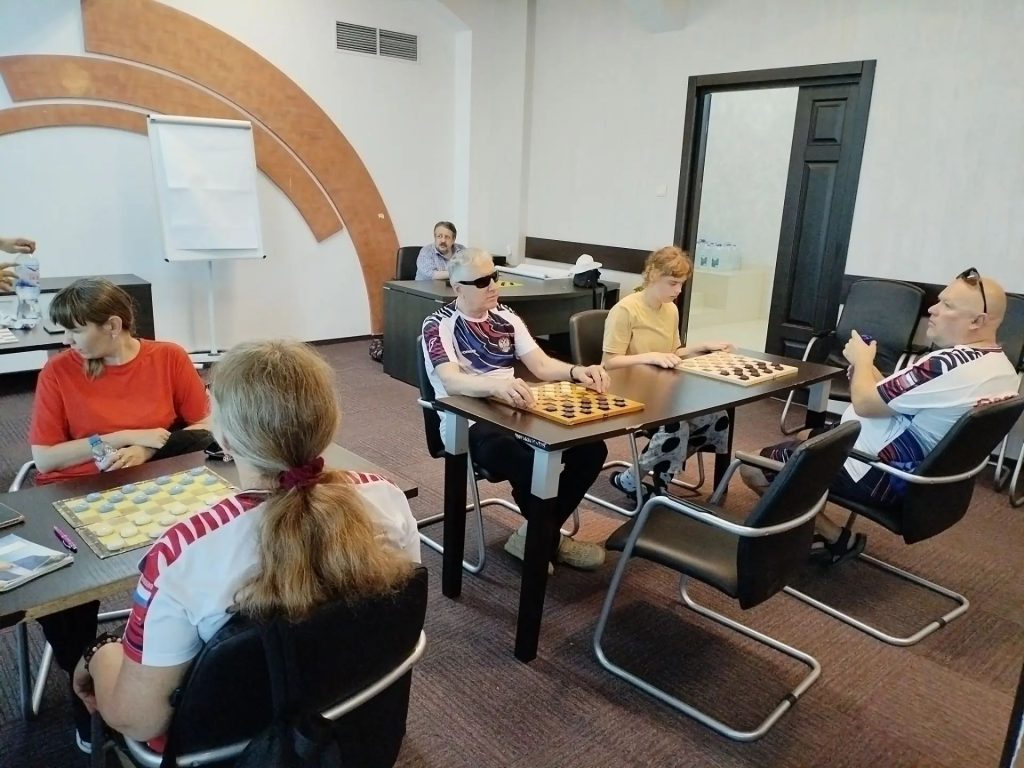 Участники сборов играют в шашки