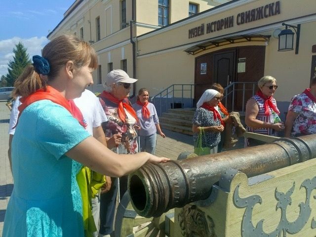 Участники экскурсии возле музея истории Свияжска
