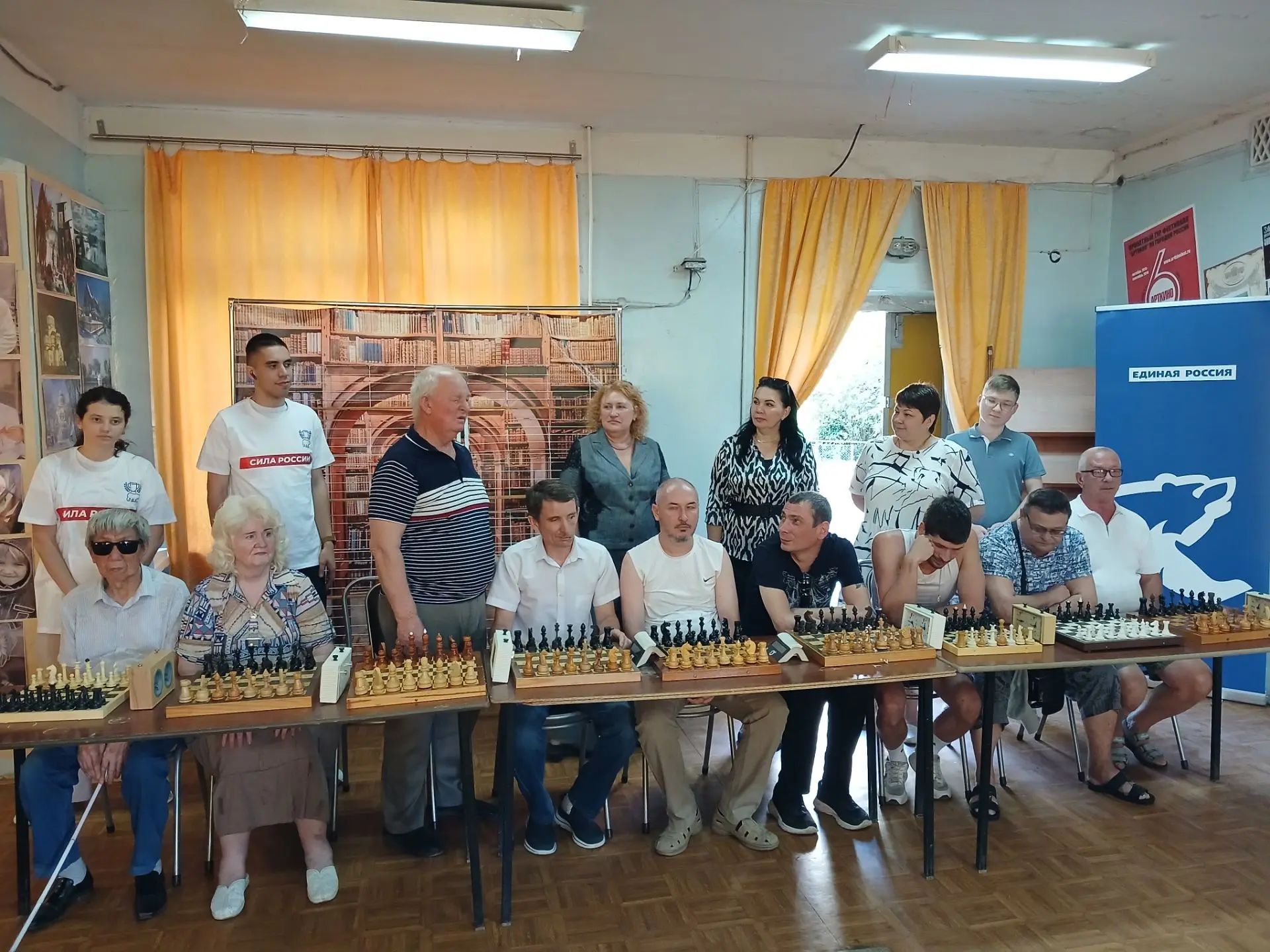 Известный шахматист провёл сеанс одновременной игры для членов Астраханской ОО ВОС