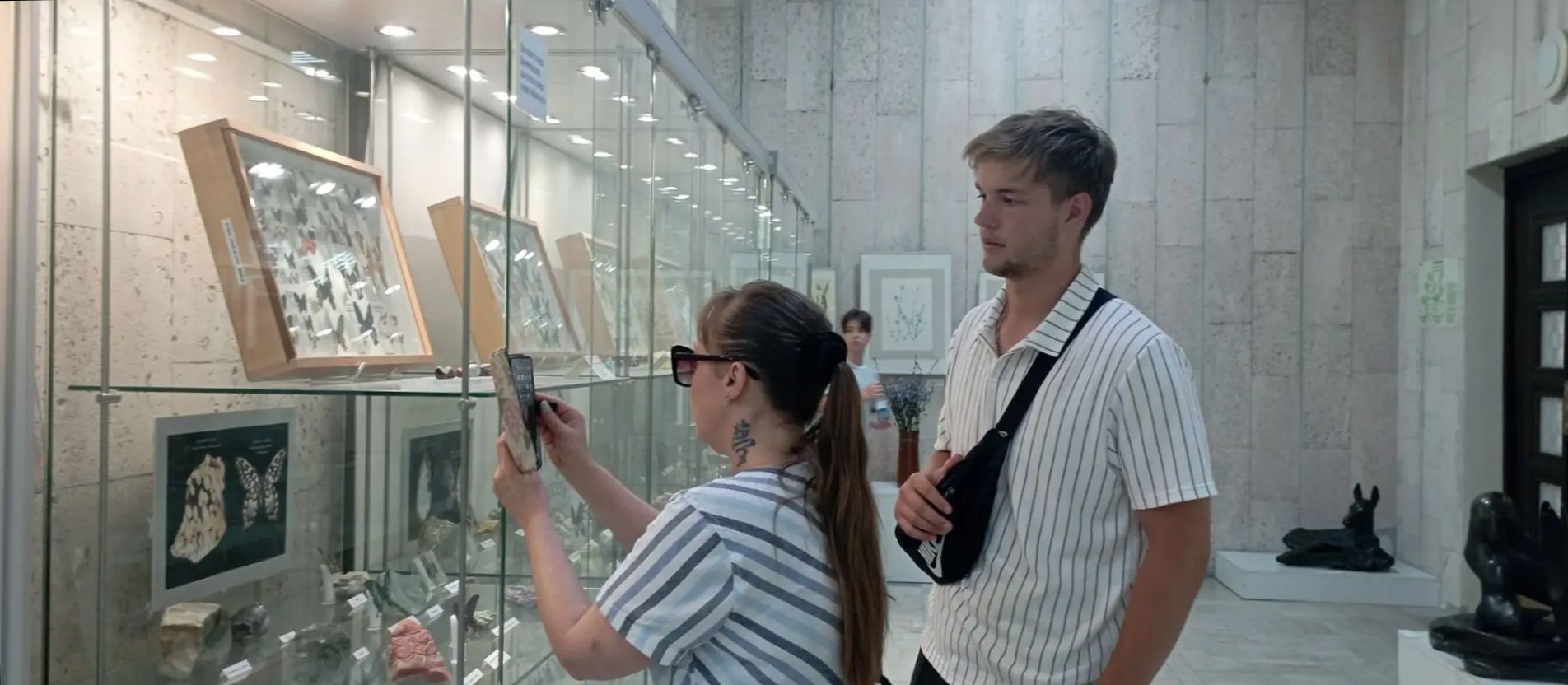 Мужчина и женщина сканируют наклейку с с NFC-меткой