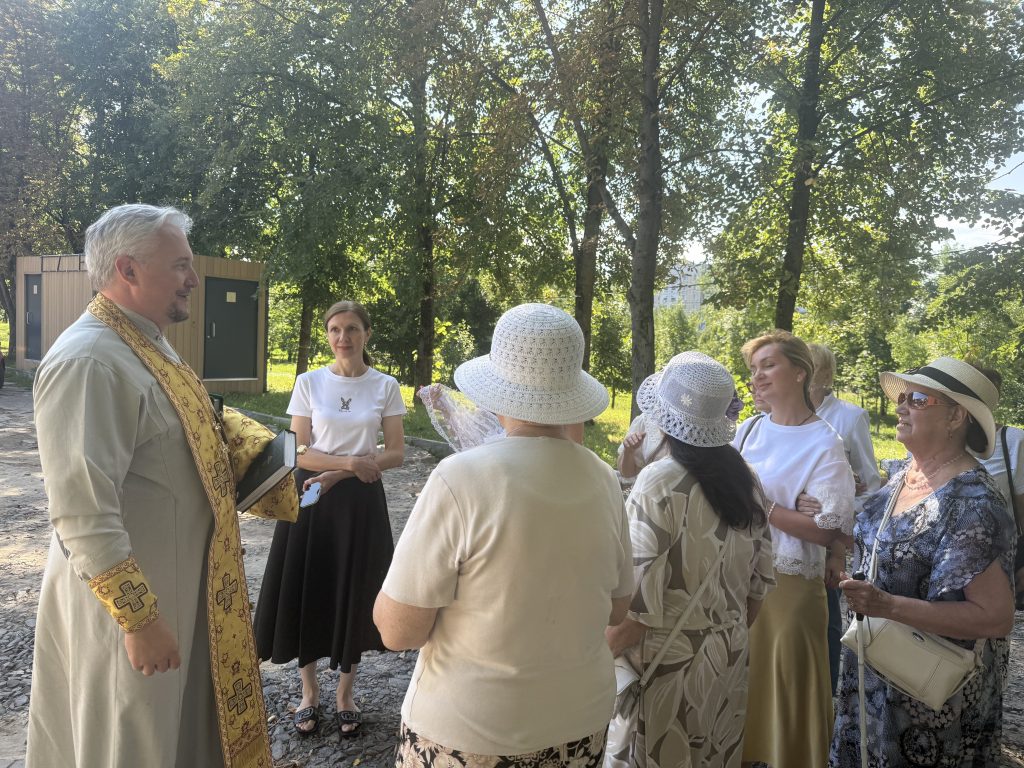 Батюшка беседует с прихожанками
