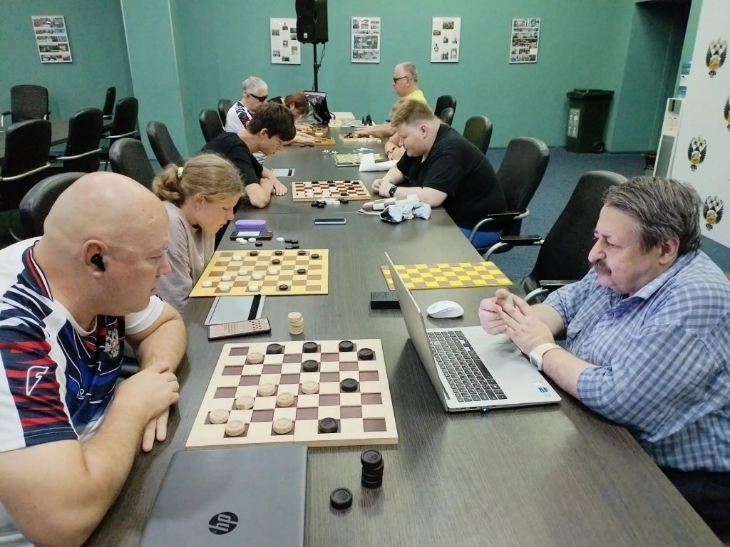 Участники УТМ играют в шашки