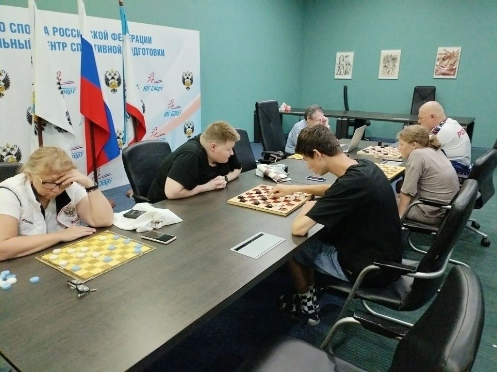 Участники УТМ играют в шашки