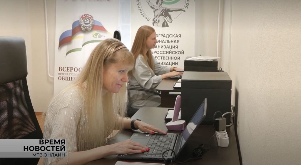 2 женщины сидят за компьютерами