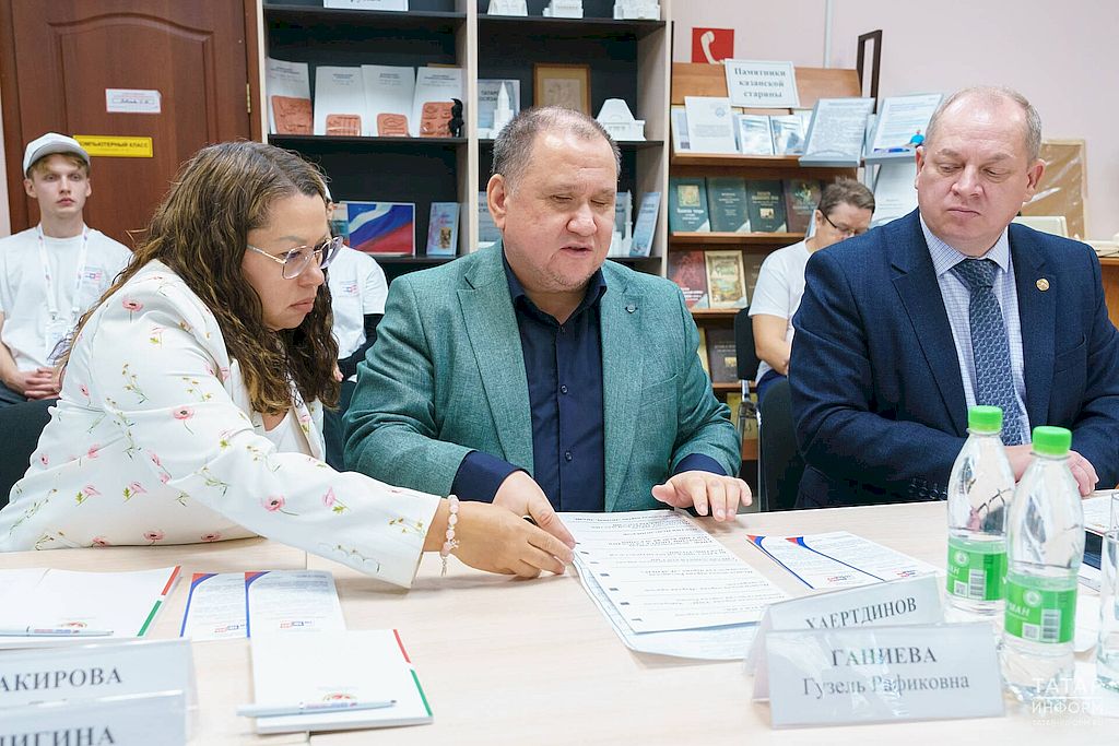 сотрудники библиотеки рассказывают и показывают бюллетень для слабовидящих и трафарет с шрифтом Брайля