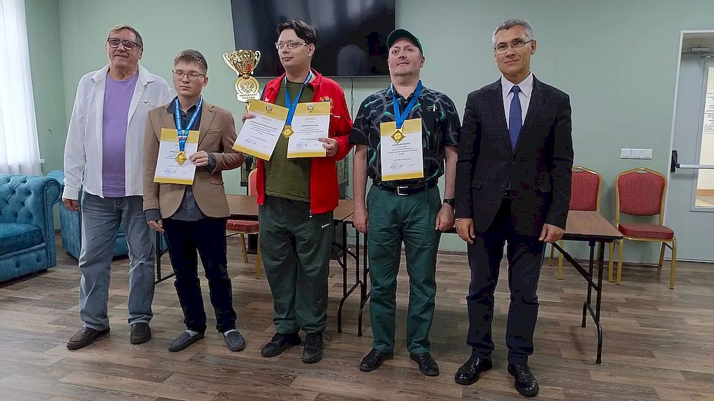 победители с дипломами и медалями