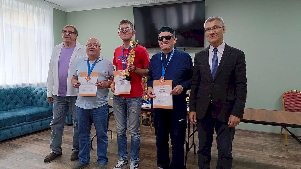бронзовые призёры с дипломами и медалями
