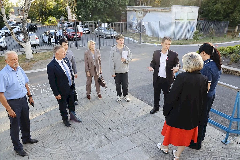 Комиссия в составе представителей органов власти и региональных организаций инвалидов на обходе избирательных участков