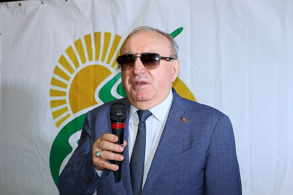 выступление президента ВОС Владимира Сипкина на фоне баннера форума