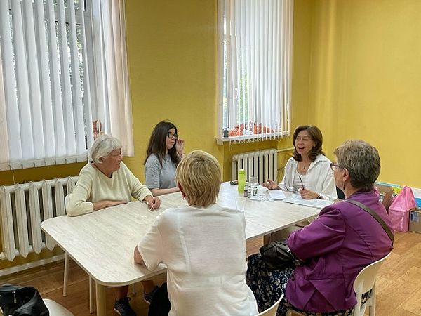 за столом сидят участники встречи