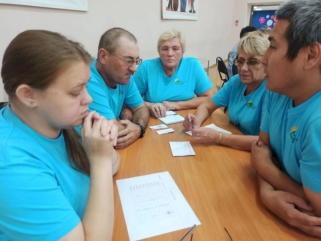 одна из команд в синих футболках