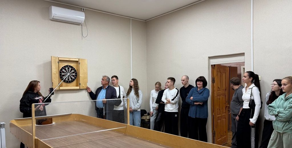 Студентам рассказывают, как незрячие играют в дартс